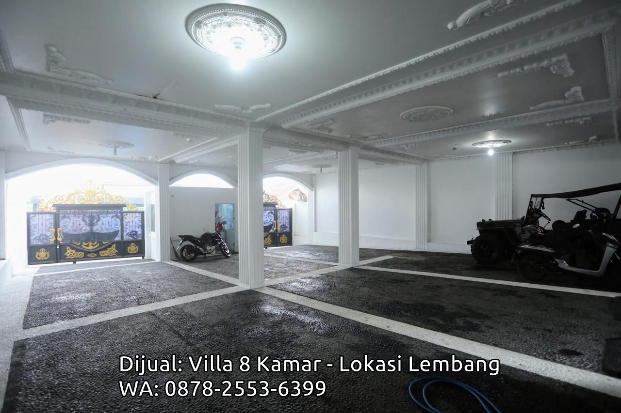 garasi luas villa 8 kamar Lembang