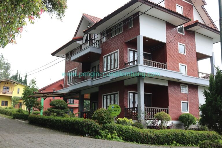 Villa Istana Bunga Blok I No 2 Lembang: Villa 9 Kamar Tidur untuk Keluarga & Rombongan Besar