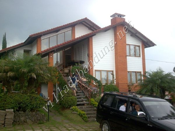 Villa Bivak Istana Bunga Lembang: Villa 3 Kamar untuk Keluarga Besar