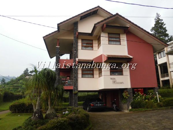 Villa Hussen 4 Kamar Lembang: Sewa Villa Keluarga Nyaman di Istana Bunga
