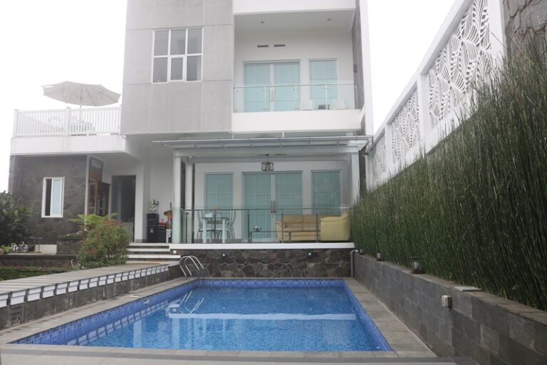 Villa White Cisarua 3 Kamar Private Pool Liburan Keluarga Ideal