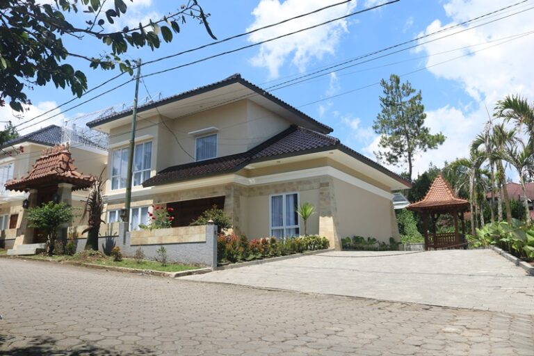 Villa Grape Lembang 5 Kamar Private Pool Kapasitas 30 Orang Mewah