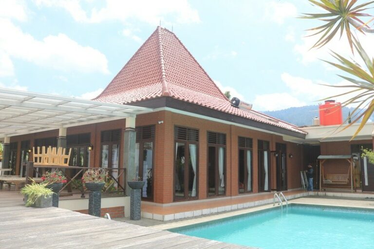 Villa Roemah Oelin Lembang 2 Kamar Kolam Renang Pribadi Konsep Barak Unik