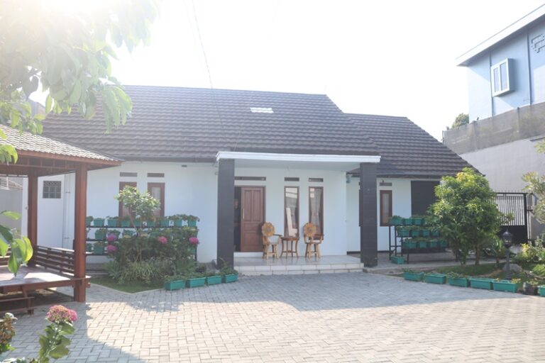 Villa Dinar Lembang 4 Kamar Private Pool Liburan Mewah di Bandung
