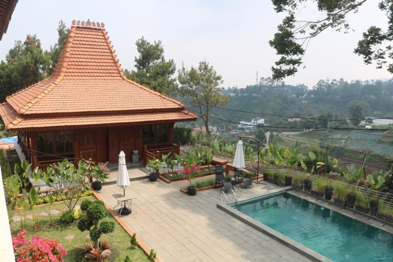 Villa Joglo 13 Kamar Lembang Private Pool Liburan Mewah
