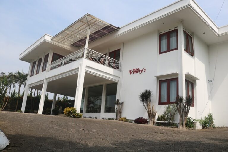 Villa Venety Lembang 11 Kamar Private Pool Mewah Destinasi Liburan