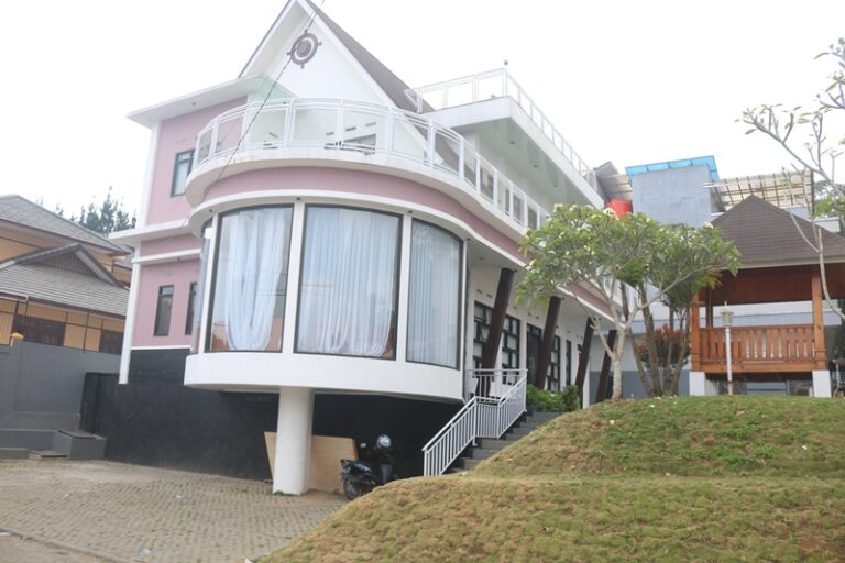 Villa Mazel Lembang 5 Kamar Private Pool Akomodasi Mewah Liburan Keluarga